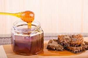 Raw, pure honey and honeycombs from which it is extracted